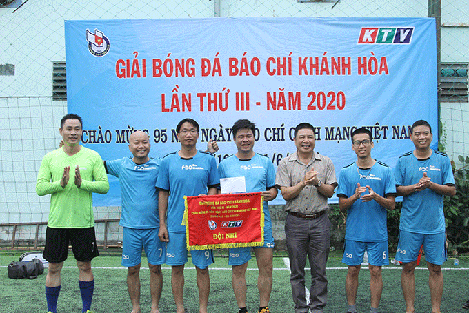 Ông Lê Anh Vũ - Giám đốc Đài Phát thanh và Truyền hình Khánh Hòa trao giải Nhì cho đội Báo Khánh Hòa.