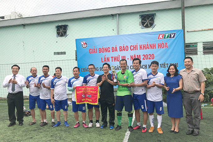 Các đại biểu trao cúp vô địch giải cho đội Đài Phát thanh và Truyền hình Khánh Hòa. 