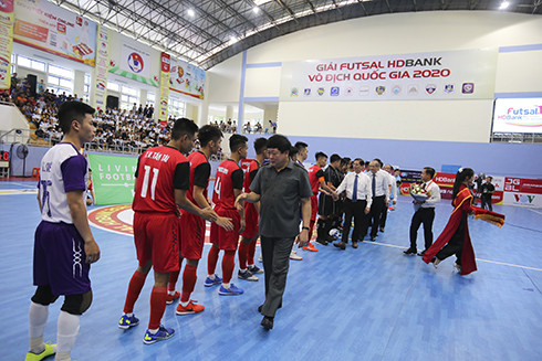 Leaders shaking hands with players of Sanvinest Sanatech Khanh Hoa and Da Nang before match