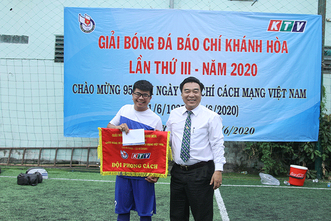 Doan Minh Long, Chairman of Khanh Hoa Provincial Journalists’ Association, giving fair-play prize to team of press agencies