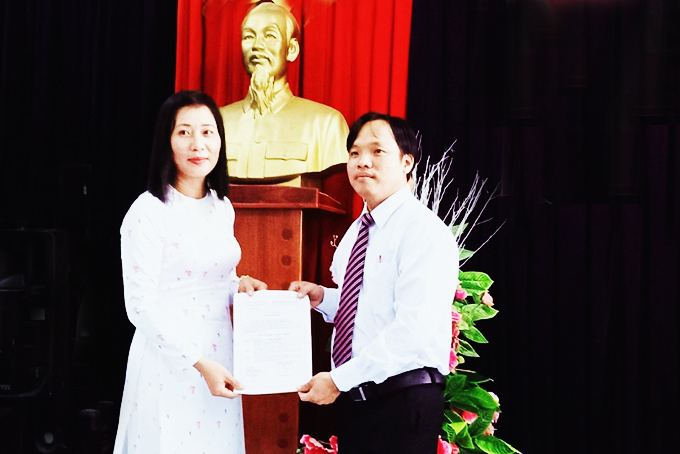 Trao quyết định kết nạp đảng viên mới tại Chi bộ Trường Tiểu học Cam Tân, Đảng bộ xã Cam Tân.
