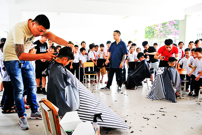 A Tài Babershop cắt tóc miễn phí cho học sinh Trường Tiểu học Vĩnh Trường. 