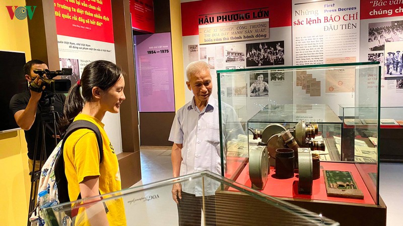 Nhà báo Lê Quốc Trung, Nguyên Giám đốc Thông tấn xã Việt Nam, cố vấn Bảo tàng Báo chí Việt Nam giới thiệu các hiện vật gốc tại bảo tàng.
