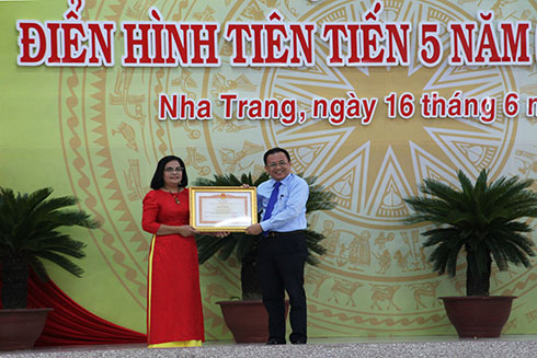 Ông Lê Hữu Hoàng tặng bằng khen của Thủ tướng Chính phủ cho đại diện tập thể.