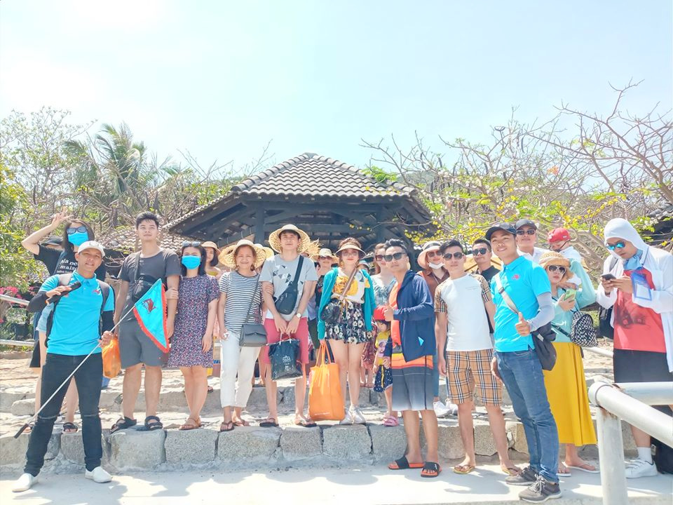 Du khach chụp hình lưu niệm với hướng dẫn viên của An Nam Tour trong hành trình đi tour 4 đảo khám phá vịnh Nha Trang