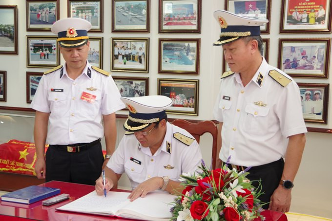 Tư lệnh Hải quân thăm quan và lưu bút vào Sổ vàng Nhà truyền thống Học viện.
