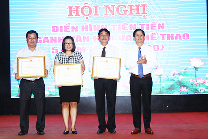 Đồng chí Nguyễn Tấn Tuân trao bằng khen của UBND tỉnh  cho đại diện các tập thể đạt nhiều thành tích xuất sắc.  
