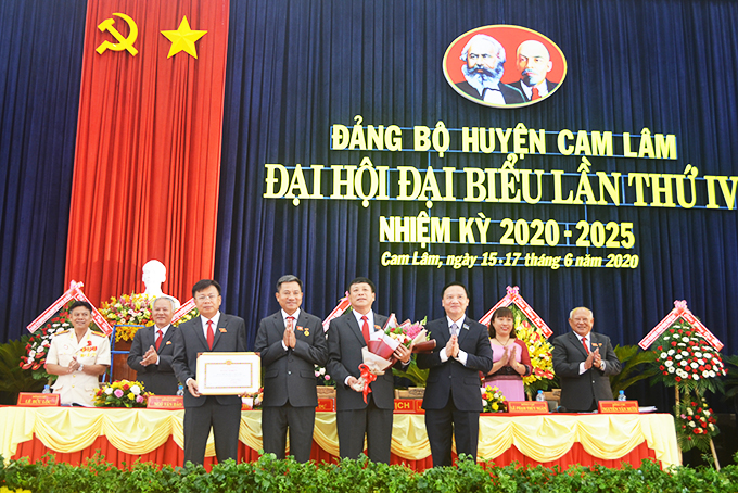 Ông Nguyễn Khắc Định trao bằng khen cho Đảng bộ huyện Cam Lâm. 