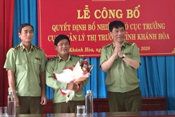 Ông Nguyễn Hoàng Quy (đứng giữa) nhận quyết định bổ nhiệm giữ chức vụ Phó cục trưởng Cục Quản lý thị trường Khánh Hòa.