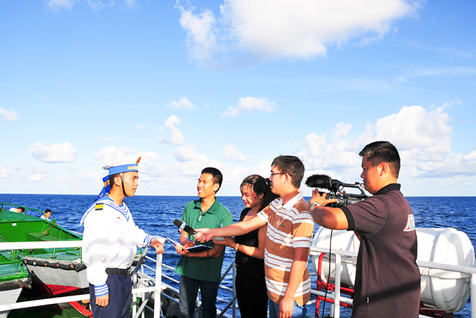 Members of Khanh Hoa Journalists’ Association working on a mission to Truong Sa (Spratly) archipelagoes