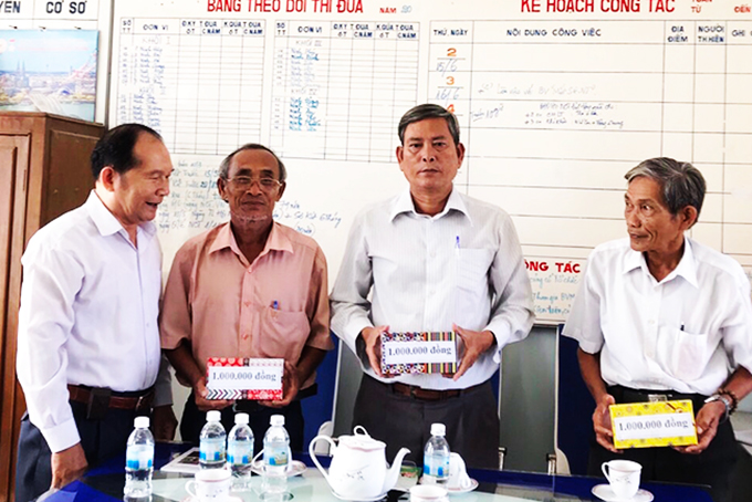 Ông Lê Xuân Hạnh - Trưởng Ban đại diện Hội Người cao tuổi tỉnh trao quà cho các cụ tại phường Ninh Hiệp.