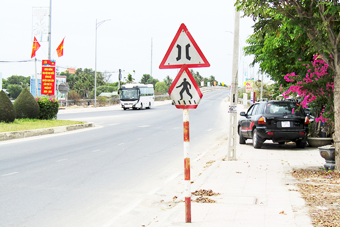 Biển báo giao thông đặt quá thấp