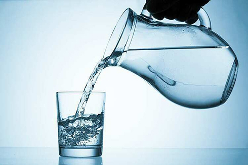Phụ nữ cần bổ sung 2 lít nước mỗi ngày, nam giới bổ sung 3 lít. Ảnh: Health Grades