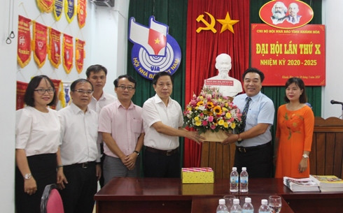 Ông Hà Quốc Trị tặng hoa chúc mừng Hội Nhà báo tỉnh Khánh Hòa.