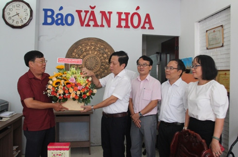 Ông Hà Quốc Trị tặng hoa chúc mừng Văn phòng đại diện Báo Văn Hóa. 