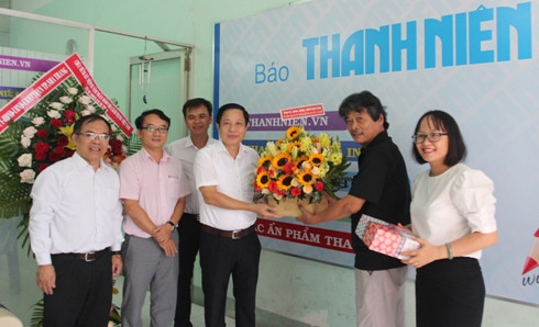 Ông Hà Quốc Trị tặng hoa chúc mừng Văn phòng đại diện Báo Thanh Niên.