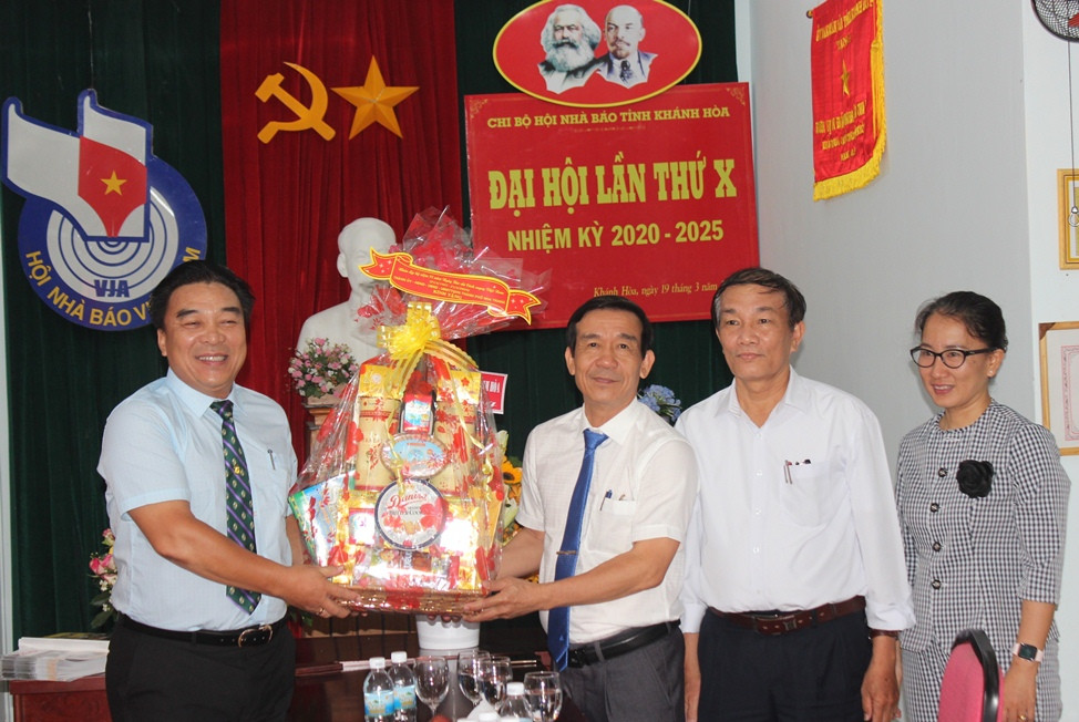 Ông Nguyễn Thế Sinh thăm, chúc mừng Hội Nhà báo tỉnh.