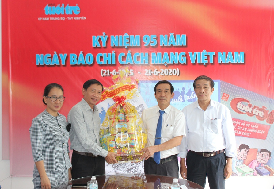 Ông Nguyễn Thế Sinh thăm, chúc mừng Văn phòng đại diện báo Tuổi trẻ tại Nam Trung Bộ và Tây Nguyên.