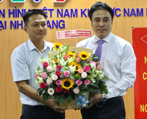 Ông Nguyễn Khắc Toàn (bên phải) chúc mừng Trung tâm truyền hình Việt Nam khu vực Nam bộ tại Nha Trang
