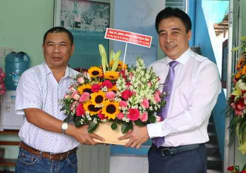 Ông Nguyễn Khắc Toàn chúc mừng phóng viên thường trú Báo Pháp Luật TP. Hồ Chí Minh tại Khánh Hòa