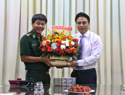 Ông Nguyễn Khắc Toàn chúc mừng phóng viên thường trú Báo Biên phòng tại Khánh Hòa