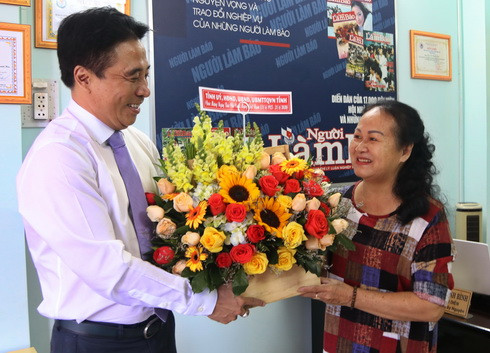 Ông Nguyễn Khắc Toàn chúc mừng Văn phòng đại diện tạp chí Người Làm Báo tại Nha Trang