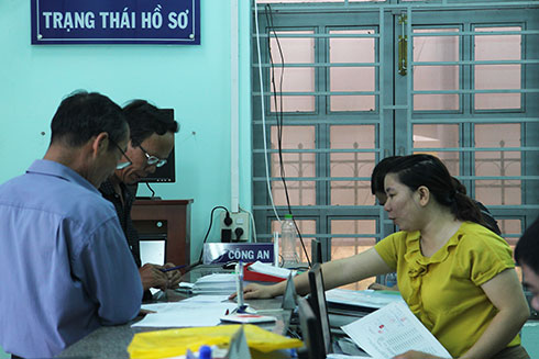 Công chức xã Bình Lộc (huyện Diên Khánh) hướng dẫn người dân điền thông tin.