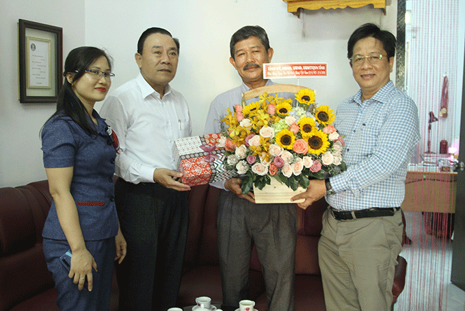 Ông Hồ Văn Mừng tặng hoa chúc mừng phóng viên thường trú Báo Nhân dân.