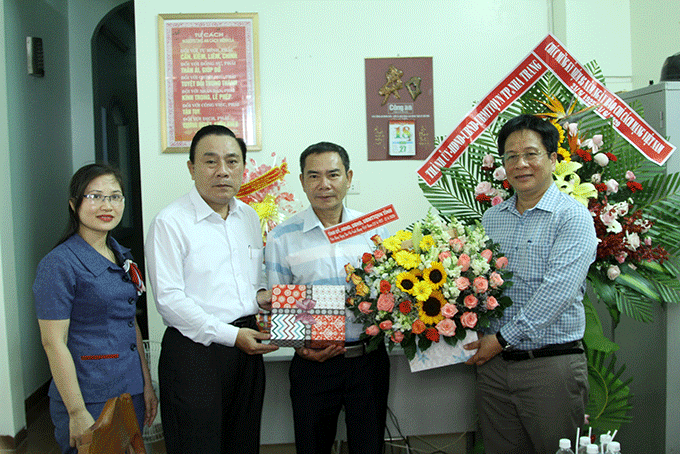 Ông Hồ Văn Mừng tặng hoa chúc mừng phóng viên thường trú Báo Công an Nhân dân. 