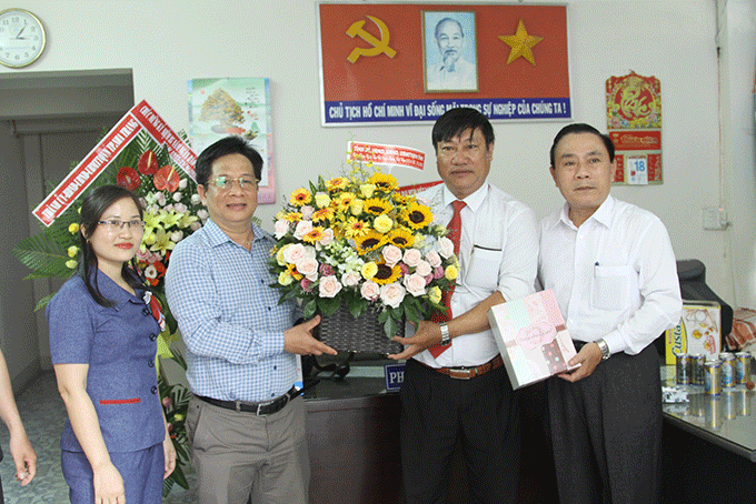 Ông Hồ Văn Mừng tặng hoa chúc mừng lãnh đạo Văn phòng đại diện Báo Đại Đoàn kết. 