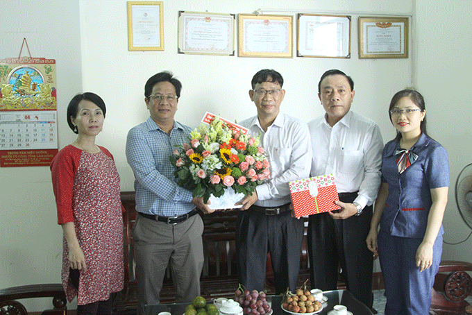 Ông Hồ Văn Mừng tặng hoa chúc mừng lãnh đạo Văn phòng đại diện Báo Lao động và Xã hội. 