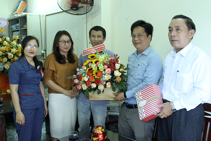Ông Hồ Văn Mừng tặng hoa chúc mừng  Văn phòng đại diện Báo Lao động. 