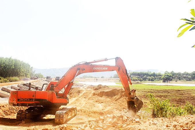 Hồ Cây Sung đang được thi công sửa chữa, nâng cao an toàn đập. 