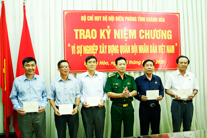 Lãnh đạo Bộ Chỉ huy Bộ đội Biên phòng tỉnh trao kỷ niệm chương cho các đồng chí.