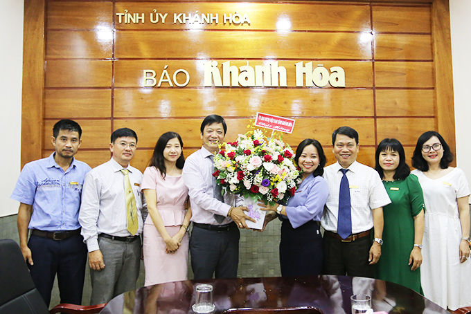 Đồng chí Huỳnh Mộng Giang - Phó Chủ tịch UBMTTQ Việt Nam tỉnh tặng hoa chúc mừng Báo Khánh Hòa.