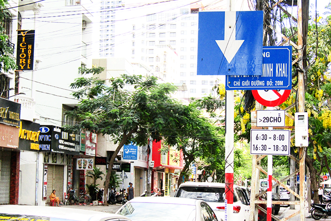 Biển báo giao thông bị lộn ngược