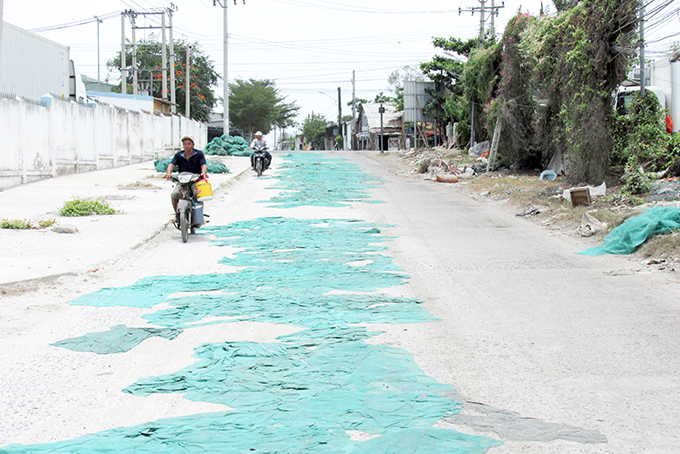 Chiếm dụng lòng đường để phơi lưới