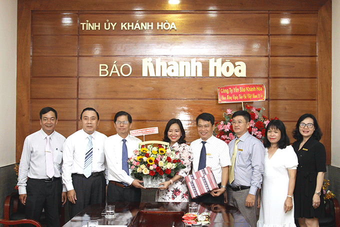 Ông Nguyễn Tấn Tuân chúc mừng Báo Khánh Hòa.