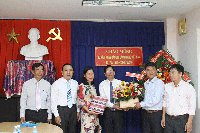 Ông Nguyễn Tấn Tuân chúc mừng Văn phòng đại diện Báo Nông nghiệp Việt Nam nhân Ngày Báo chí Cách mạng Việt Nam. 