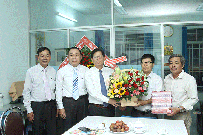 Ông Nguyễn Tấn Tuân chúc mừng Văn phòng đại diện Báo Thiếu niên Tiền phong và Nhi đồng nhân Ngày Báo chí Cách mạng Việt Nam. 