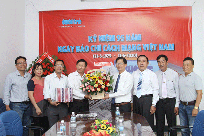 Ông Nguyễn Tấn Tuân chúc mừng Văn phòng đại diện Báo Tuổi Trẻ nhân Ngày Báo chí Cách mạng Việt Nam. 