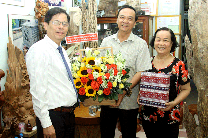 Ông Nguyễn Tấn Tuân chúc mừng Văn phòng đại diện Báo Thương hiệu và Công luận.