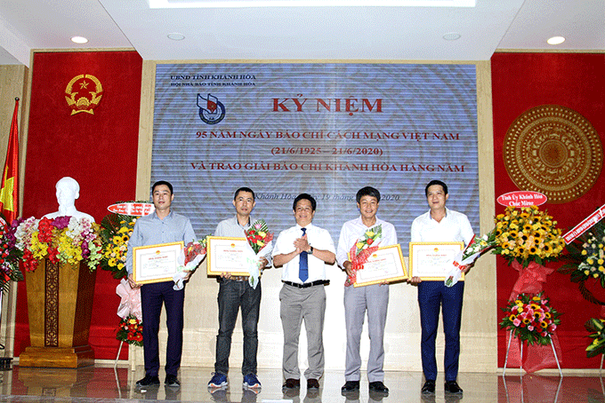 Ông Hồ Văn Mừng trao giải Nhì cho các tác giả có tác phẩm đạt giải.