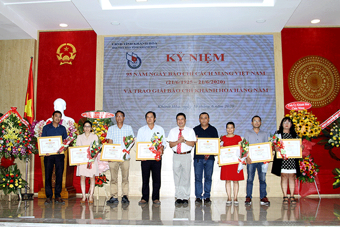 Ông Lê Anh Vũ - Giám đốc Đài Phát thanh và Truyền hình Khánh Hòa trao giải Khuyến khích cho các tác giả và nhóm tác giả có tác phẩm đạt giải..