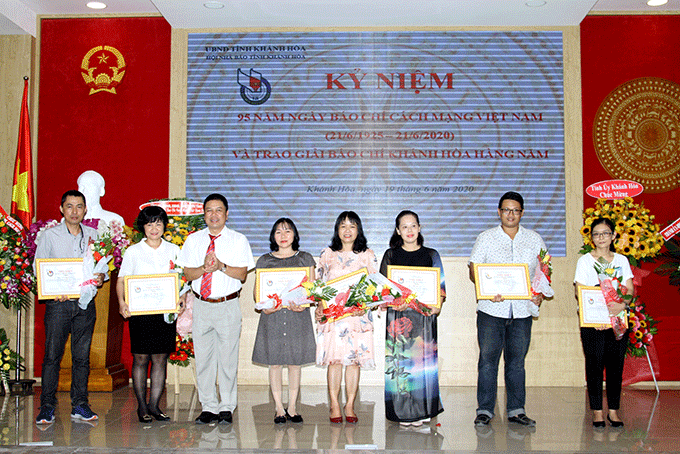 Ông Đoàn Minh Long - Chủ tịch Hội Nhà báo tỉnh Khánh Hòa trao giấy khen cho các hội viên có nhiều thành tích xuất sắc trong năm. 