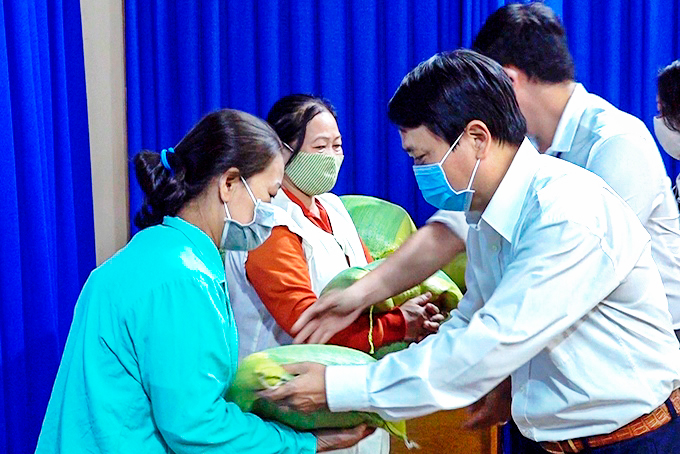 Ông Trần Duy Hưng - Tổng Biên tập Báo Khánh Hòa trao quà  cho bệnh nhân nghèo chạy thận nhân tạo tại Bệnh viện Đa khoa tỉnh.