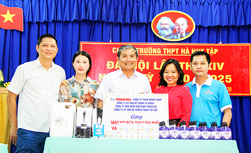 Lãnh đạo Báo Khánh Hòa và nhà tài trợ trao máy rửa tay cảm biến và dung dịch sát khuẩn  cho Trường THPT Hà Huy Tập (TP. Nha Trang).