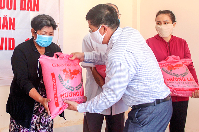 Lãnh đạo Báo Khánh Hòa trao quà hỗ trợ cho người dân khó khăn do dịch bệnh Covid-19 tại phường Phương Sơn (TP. Nha Trang).