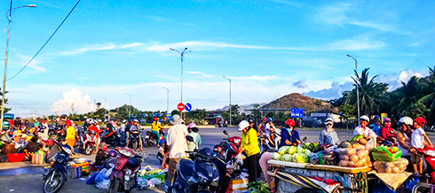 Cảnh họp chợ trên đường Võ Nguyên Giáp thường thấy mỗi khi chiều buông.