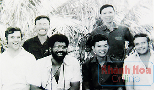 Nhà văn Cao Duy Thảo (thứ hai từ phải sang) chụp ảnh cùng các nhà báo Mỹ. 
